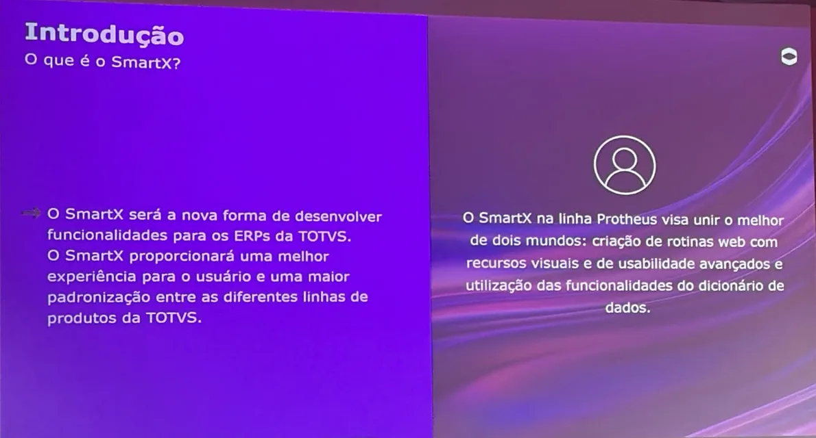 Slide 'Introdução: o que é o SmartX?' explicando que o SmartX na linha Protheus une rotinas web com usabilidade avançada e as funcionalidades do dicionário de dados