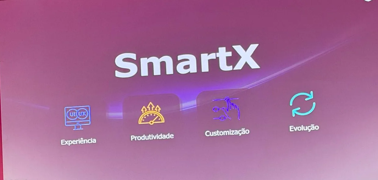 Slide de abertura do SmartX da TOTVS com os pilares Experiência, Produtividade, Customização e Evolução, apresentado no Universo TOTVS 2026